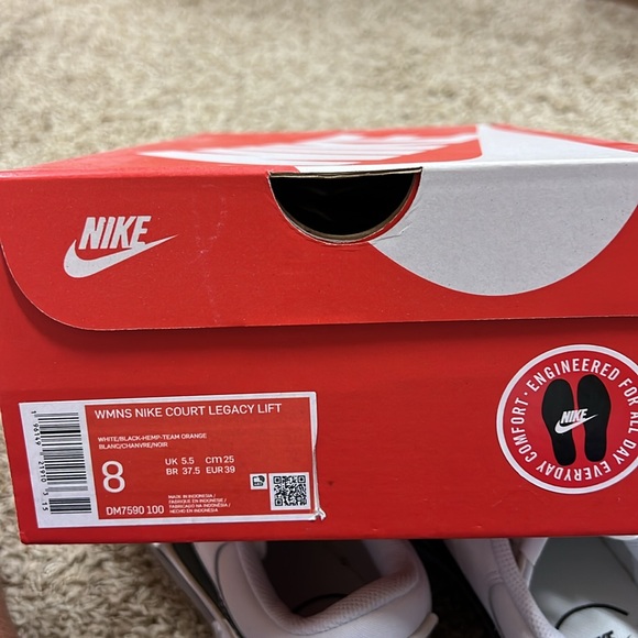 Nike White and Black Women's Sneakers - Picture 5 of 5